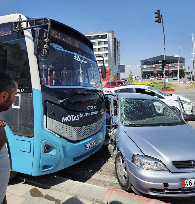 Malatya Maşti Kavşağı’nda Otomobil Otobüse Çarptı: Sürücü Hafif Yaralandı Malatya’da
