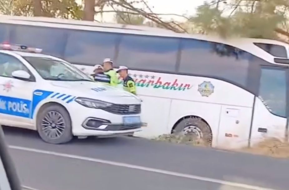 Adıyaman-Kahta karayolunda yolcu otobüsü ile otomobilin çarpıştığı feci kazada, otomobilde
