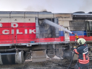 Malatya’da TCDD Lokomotifinde Yangın Paniği Malatya’da motor arızası nedeniyle bakım