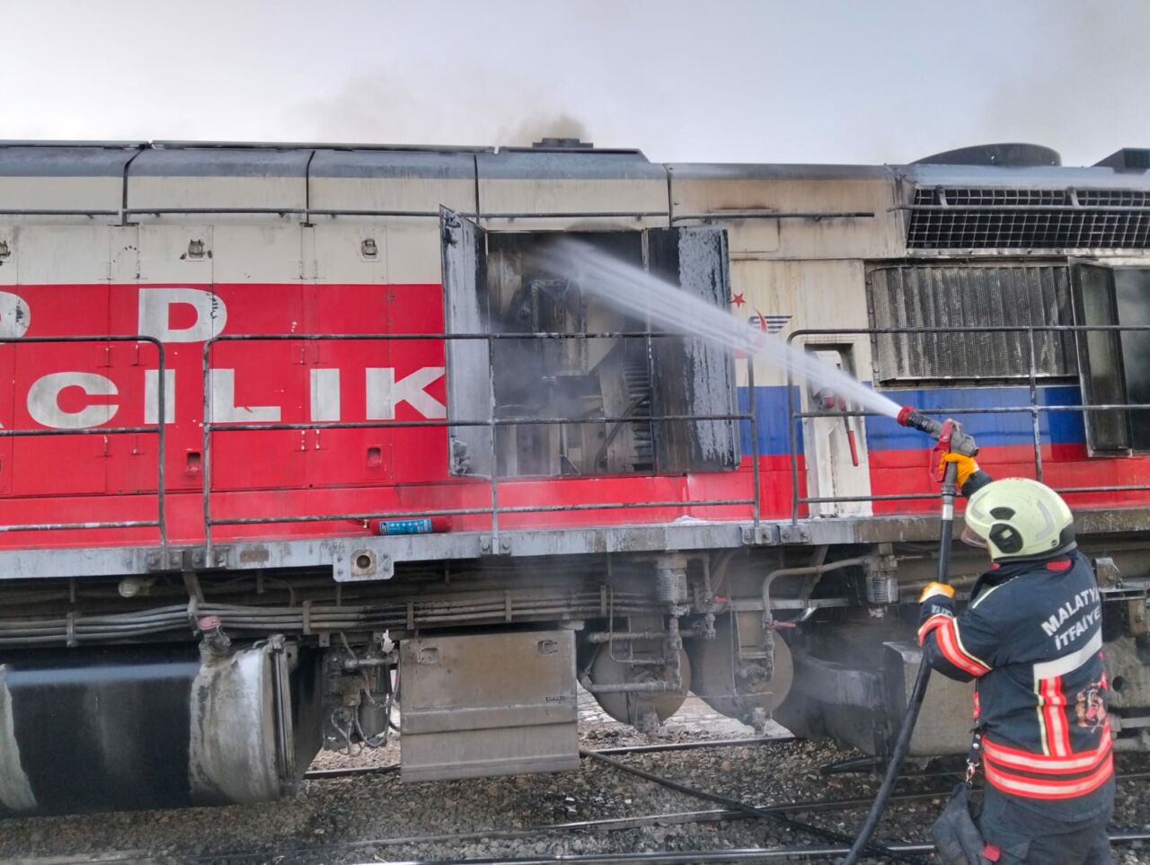 Malatya’da TCDD Lokomotifinde Yangın Paniği Malatya’da motor arızası nedeniyle bakım