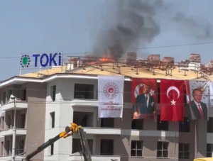 Malatya’da TOKİ Konutunun Çatısında Yangın Çıktı Malatya’da yapımı devam eden