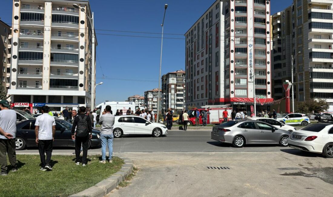 Malatya’nın Battalgazi ilçesinde kamyonetin çarptığı üç kişi ağır yaralandı. Yaralıların