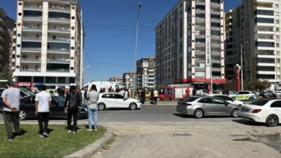 Malatya’nın Battalgazi ilçesinde kamyonetin çarptığı üç kişi ağır yaralandı. Yaralıların