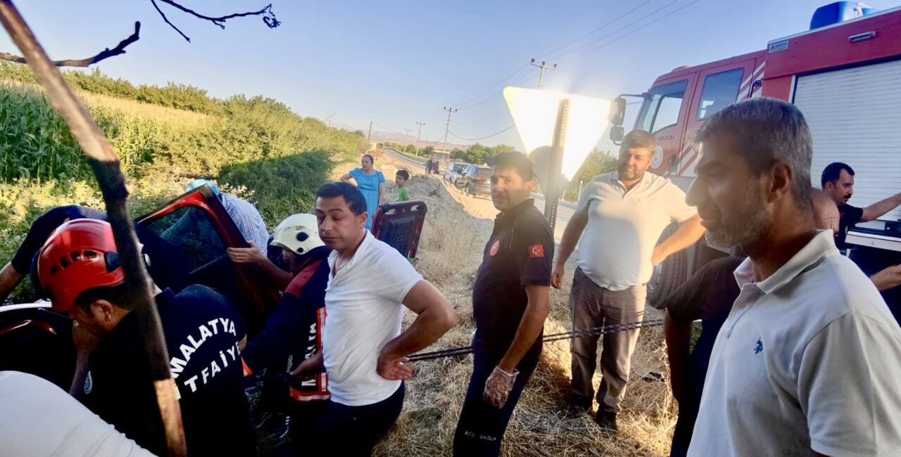 Malatya’nın Battalgazi ilçesinde meydana gelen trafik kazasında, iki araç çarpıştı.