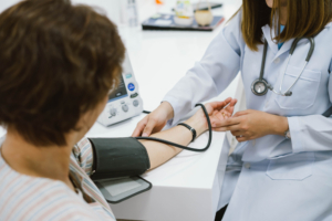 Yüksek Tansiyon İçin Doğal Çözümler: Öncelik Doktora Danışmak Hipertansiyon olarak
