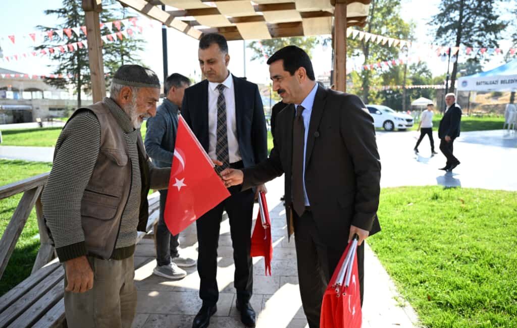 Battalgazi Belediye Başkanı Bayram Taşkın, Cumhuriyetin 102. yılı dolayısıyla esnaf