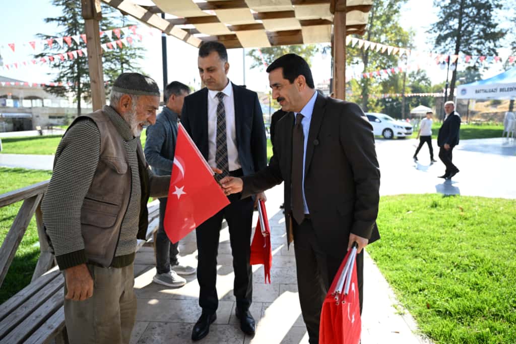 Battalgazi Belediye Başkanı Bayram Taşkın, Cumhuriyetin 102. yılı dolayısıyla esnaf