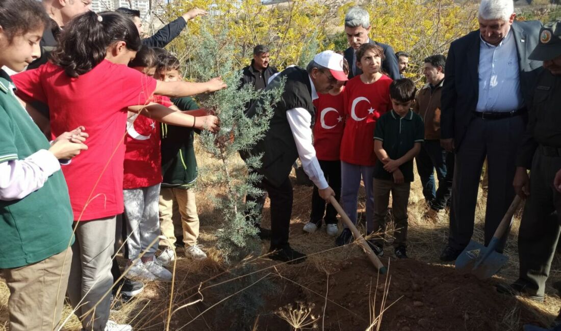 Malatya’da Cumhuriyetin 102. yılı dolayısıyla düzenlenen törende, Vali Seddar Yavuz’un