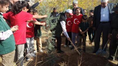 Malatya’da Cumhuriyetin 102. yılı dolayısıyla düzenlenen törende, Vali Seddar Yavuz’un