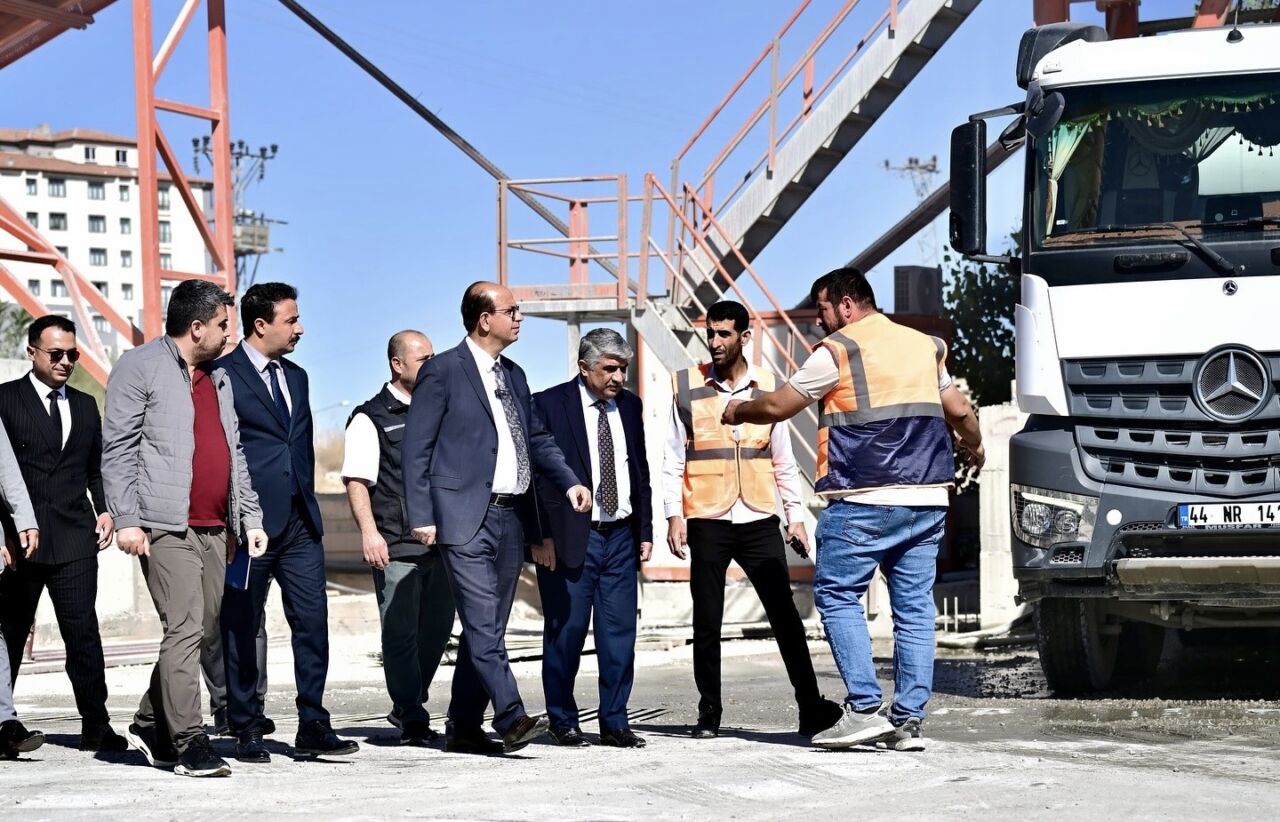 Yeşilyurt Belediye Başkanı Prof. Dr. İlhan Geçit, belediye bünyesine kazandırılan