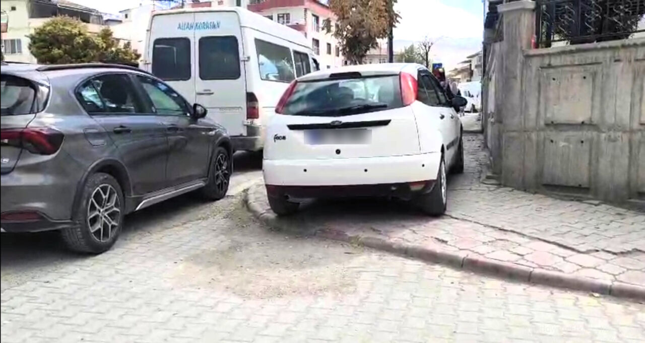 Yayaların güvenliğini tehlikeye atan kaldırım işgalleri, Malatya’da ciddi bir sorun