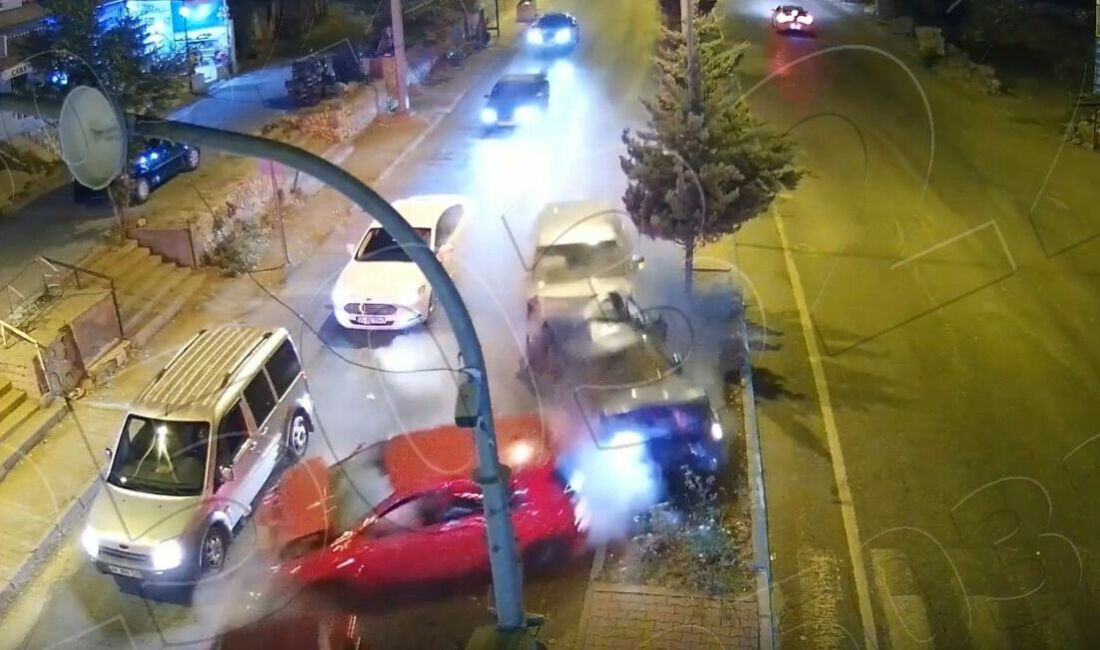 Malatya'da 7 kişinin yaralandığı zincirleme trafik kazasının güvenlik kamerası görüntüleri