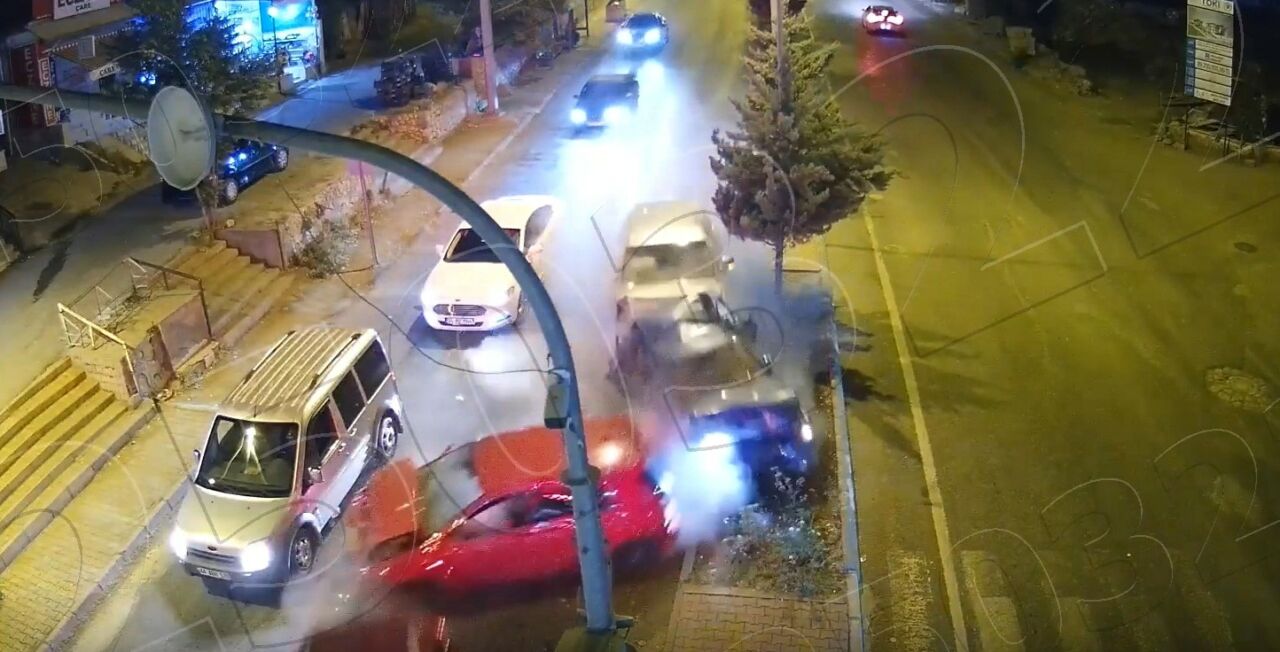 Malatya'da 7 kişinin yaralandığı zincirleme trafik kazasının güvenlik kamerası görüntüleri