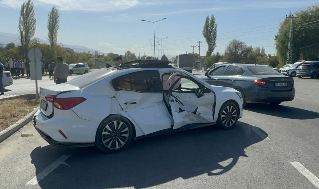 Malatya’nın Battalgazi ilçesinde, iki otomobil ve bir çapa motorunun karıştığı