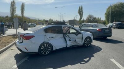 Malatya’nın Battalgazi ilçesinde, iki otomobil ve bir çapa motorunun karıştığı