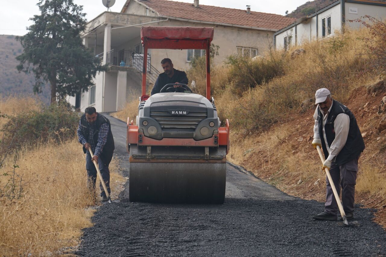 Yeşilyurt Belediyesi Fen İşleri Müdürlüğü ekipleri, kış mevsiminin yaklaşmasıyla birlikte