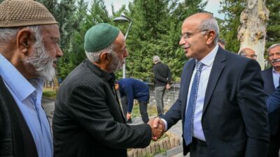 Başkan Er Yaşlılarla Buluştu Malatya Büyükşehir Belediye Başkanı Sami Er, Hürriyet Parkı'ndaki Vefa Konağı'nda