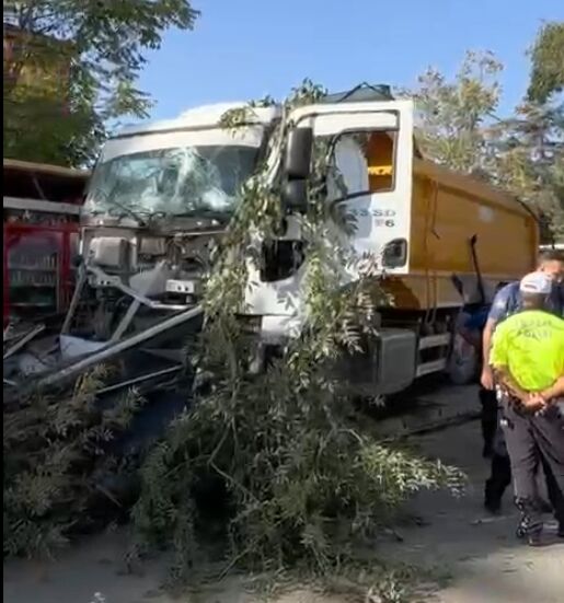 Malatya’da İnönü Caddesi üzerinde seyir halindeki bir hafriyat kamyonu, sürücüsünün