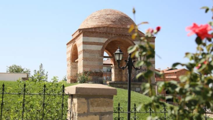 Malatya'nın Battalgazi ilçesinde, Meydanbaşı Mahallesi'nde bulunan Kanlı Kümbet, kare planlı