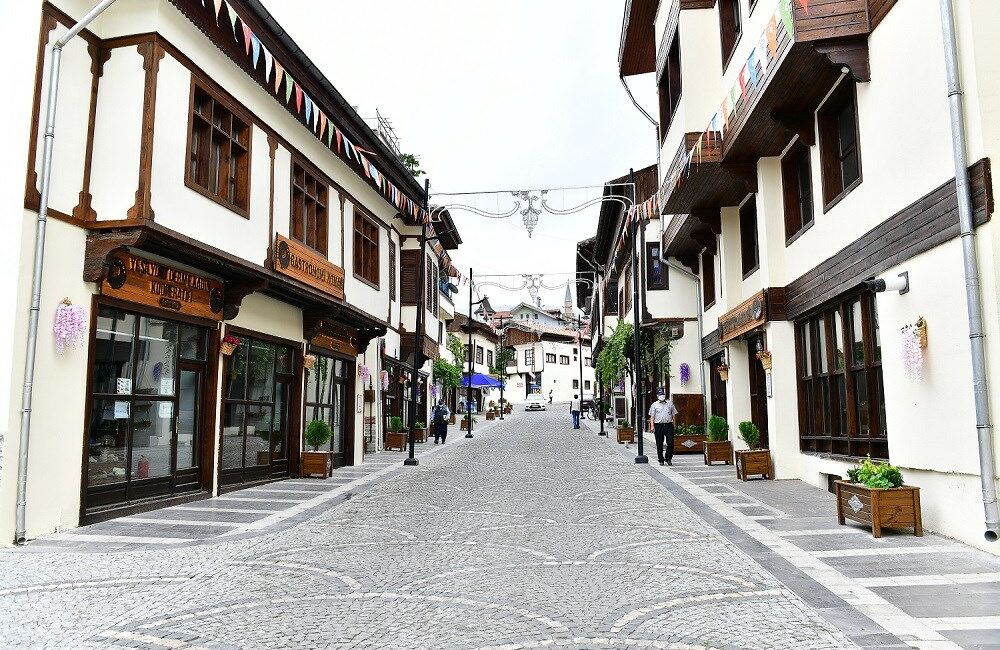 Malatya'nın en kalabalık ilçelerinden Yeşilyurt, 298 bini aşan nüfusu ve