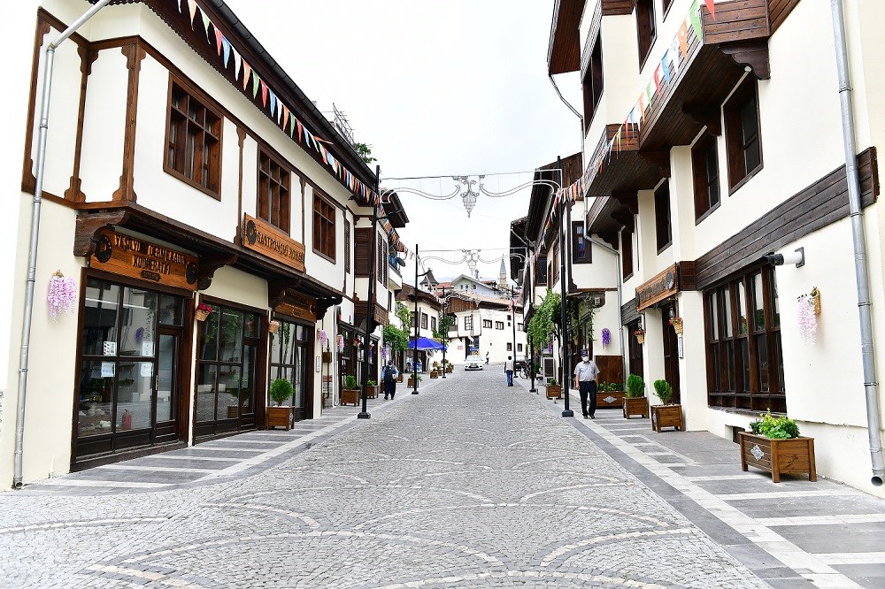 Malatya'nın en kalabalık ilçelerinden Yeşilyurt, 298 bini aşan nüfusu ve