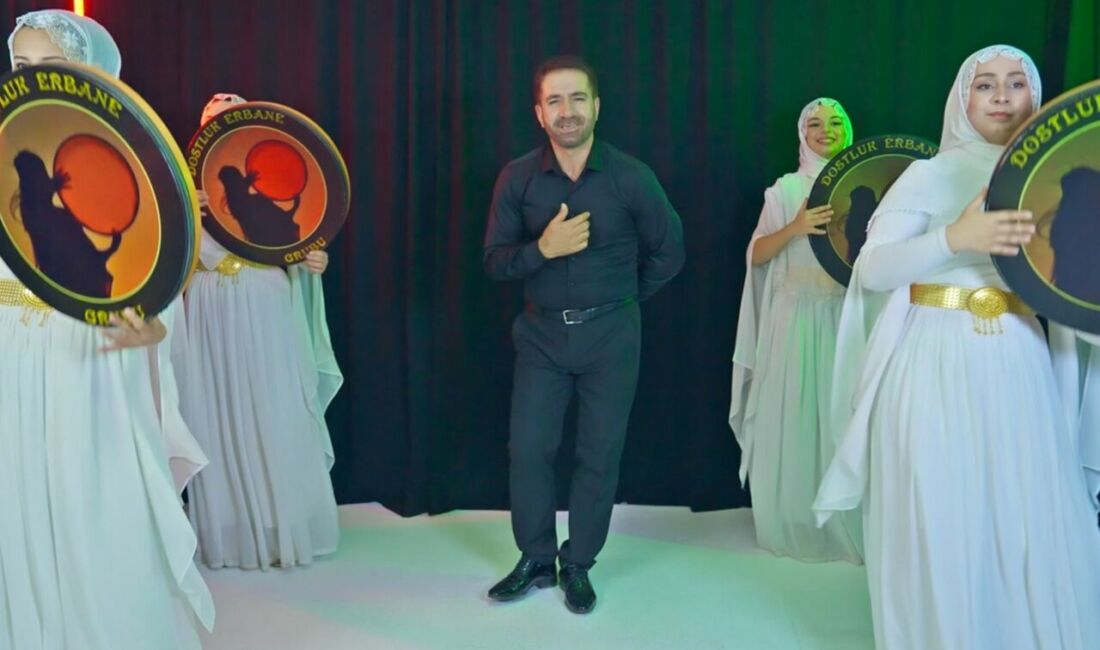 Halk müziği sanatçısı Samet Akdağ, köklerine bağlılığını gösteren Halay türündeki