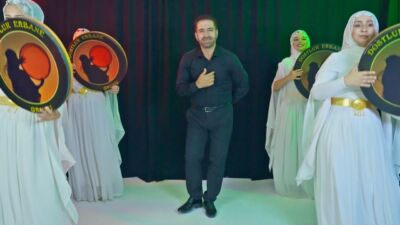 Halk müziği sanatçısı Samet Akdağ, köklerine bağlılığını gösteren Halay türündeki