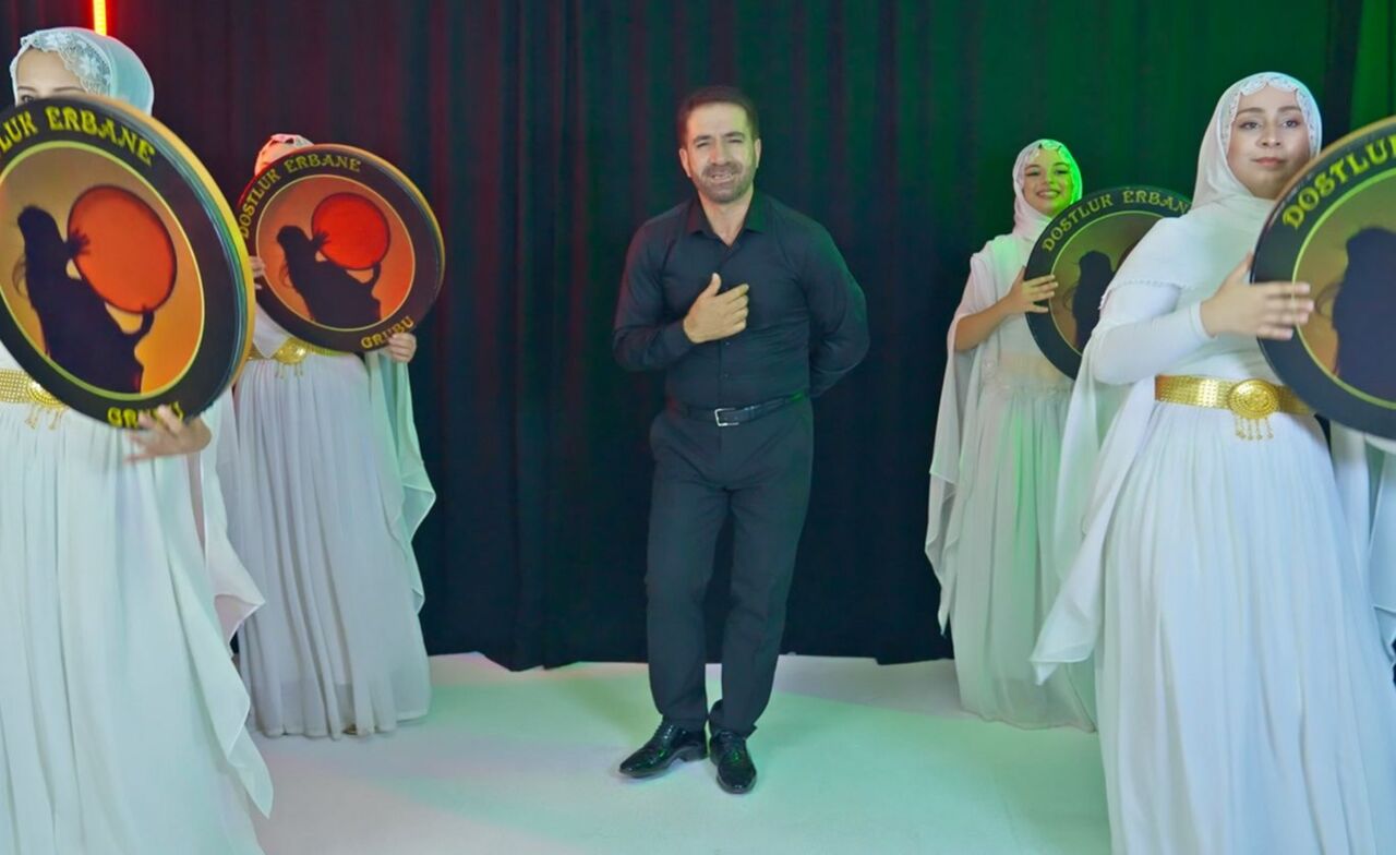 Halk müziği sanatçısı Samet Akdağ, köklerine bağlılığını gösteren Halay türündeki