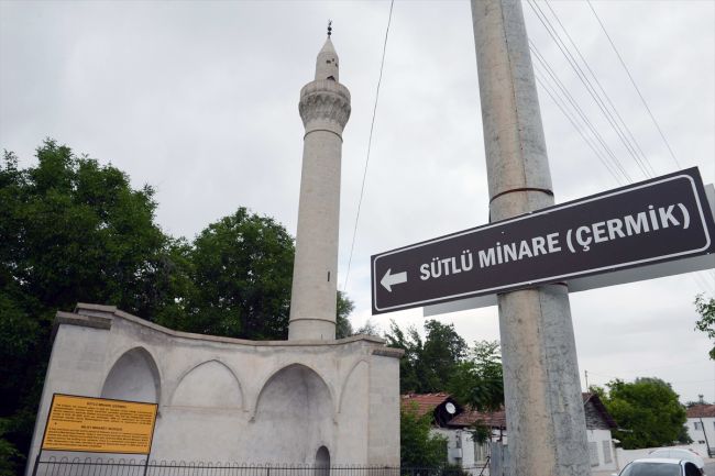 Malatya Battalgazi'deki 17. yüzyıl Osmanlı eseri Sütlü Minare (Çermik) Camii,