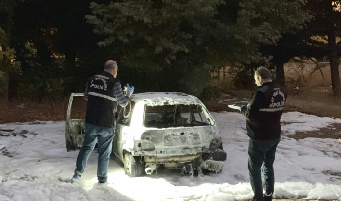 Malatya'nın Yeşilyurt ilçesinde, boş bir arazide park halinde bulunan otomobil,