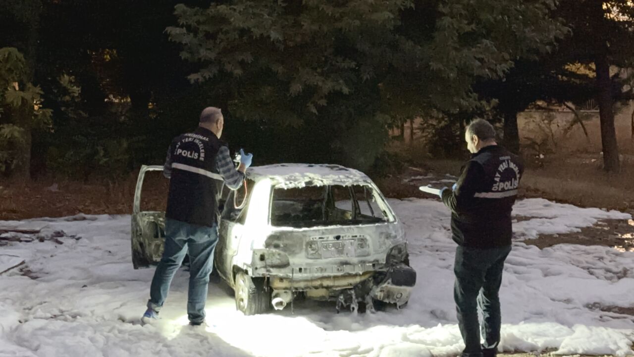 Malatya'nın Yeşilyurt ilçesinde, boş bir arazide park halinde bulunan otomobil,