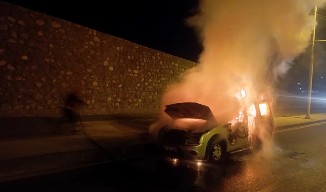 Malatya'da çevreyolu üzerinde seyreden hafif ticari bir araçta yangın çıktı.