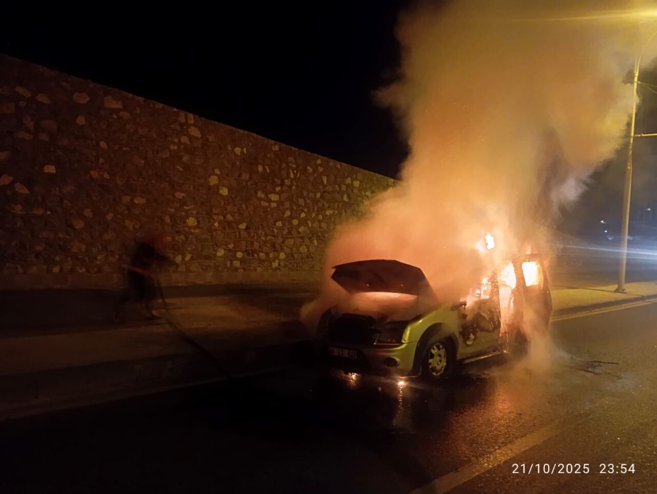 Malatya'da çevreyolu üzerinde seyreden hafif ticari bir araçta yangın çıktı.