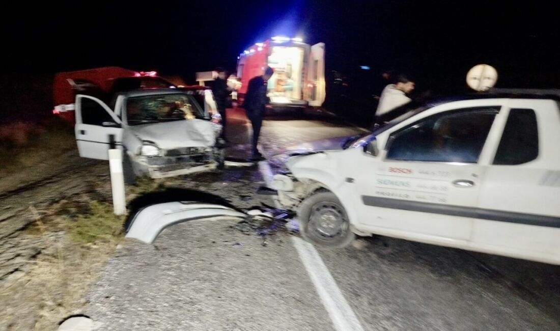 Arguvan yolu Gümüşlü mevkiinde meydana gelen trafik kazasında iki otomobil