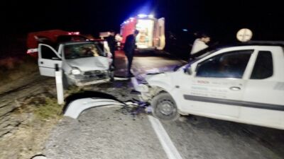 Arguvan yolu Gümüşlü mevkiinde meydana gelen trafik kazasında iki otomobil
