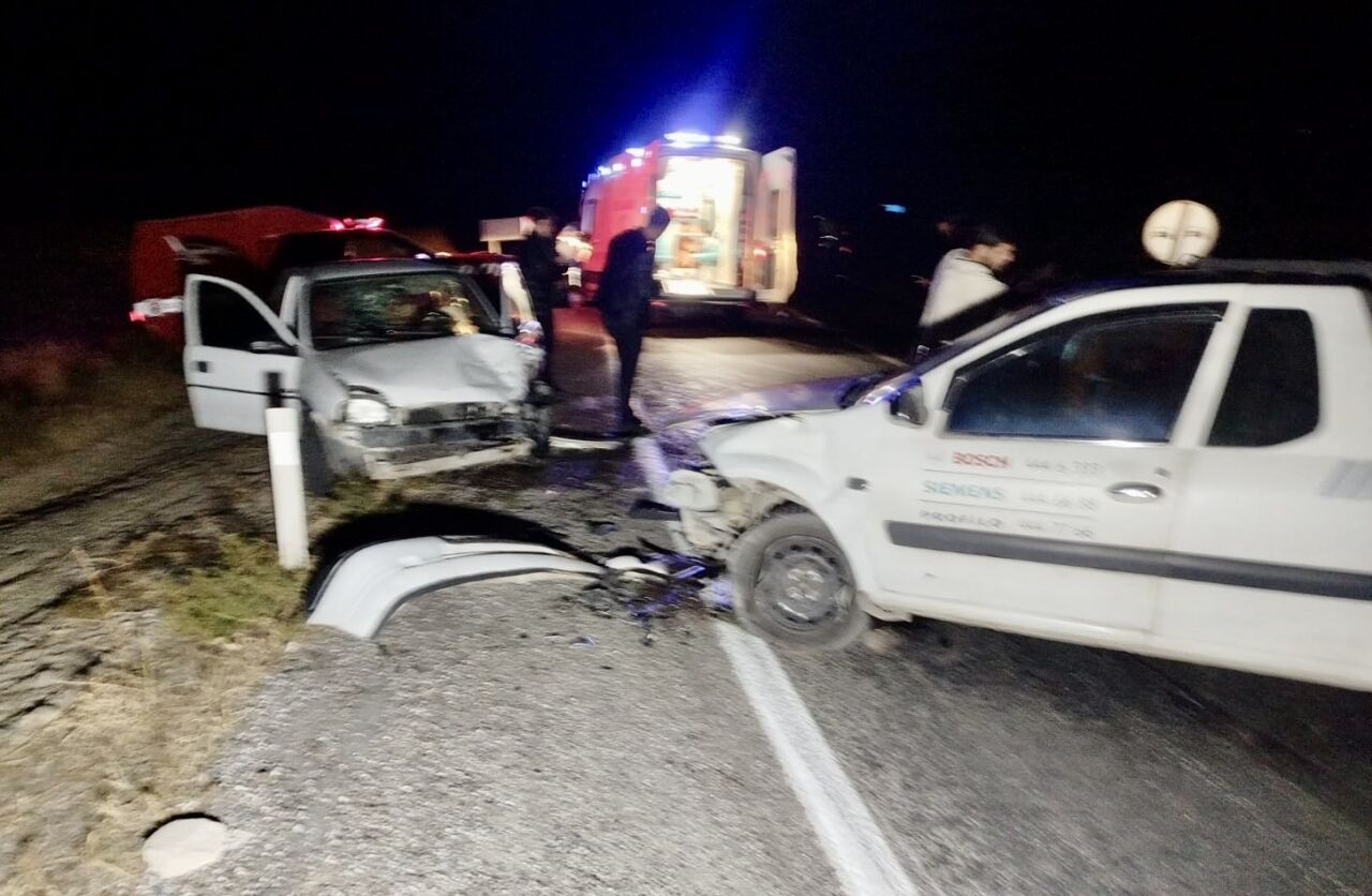 Arguvan yolu Gümüşlü mevkiinde meydana gelen trafik kazasında iki otomobil