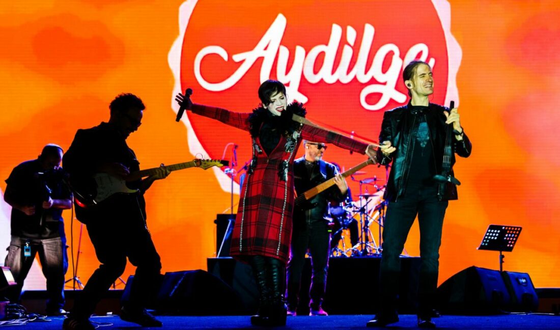 Ünlü sanatçı Aydilge, Malatya Kültür Yolu Festivali'nde verdiği konserde on