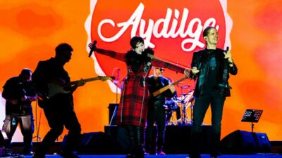 Ünlü sanatçı Aydilge, Malatya Kültür Yolu Festivali'nde verdiği konserde on