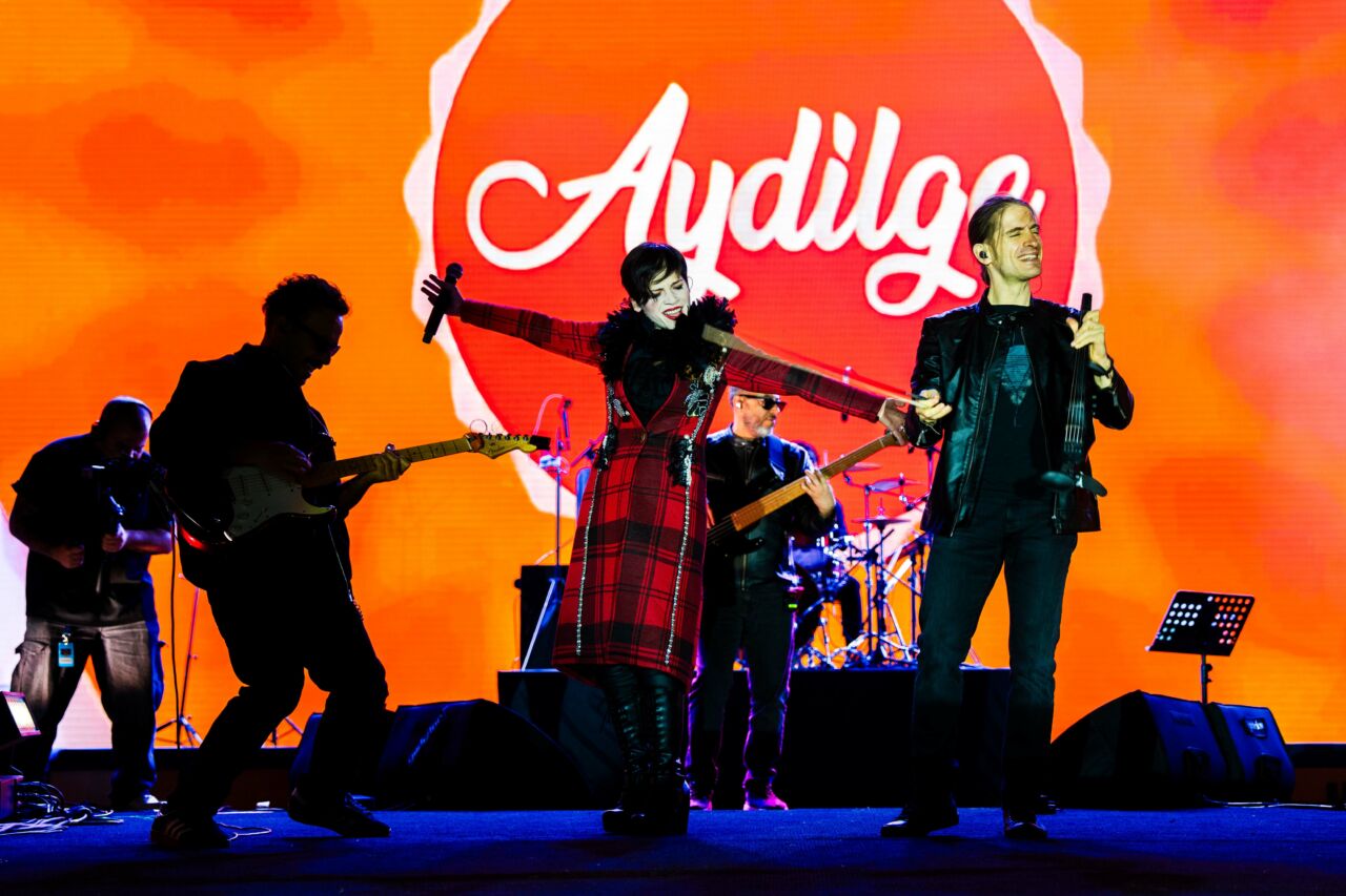 Ünlü sanatçı Aydilge, Malatya Kültür Yolu Festivali'nde verdiği konserde on