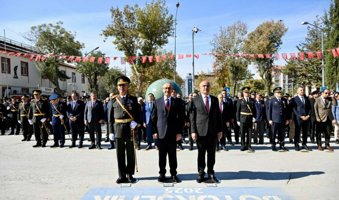 Malatya'da 29 Ekim Cumhuriyet Bayramı kutlamaları, Atatürk Anıtı'nda düzenlenen resmî