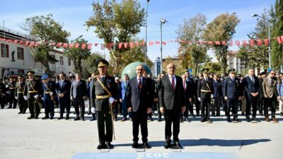 Malatya'da 29 Ekim Cumhuriyet Bayramı kutlamaları, Atatürk Anıtı'nda düzenlenen resmî
