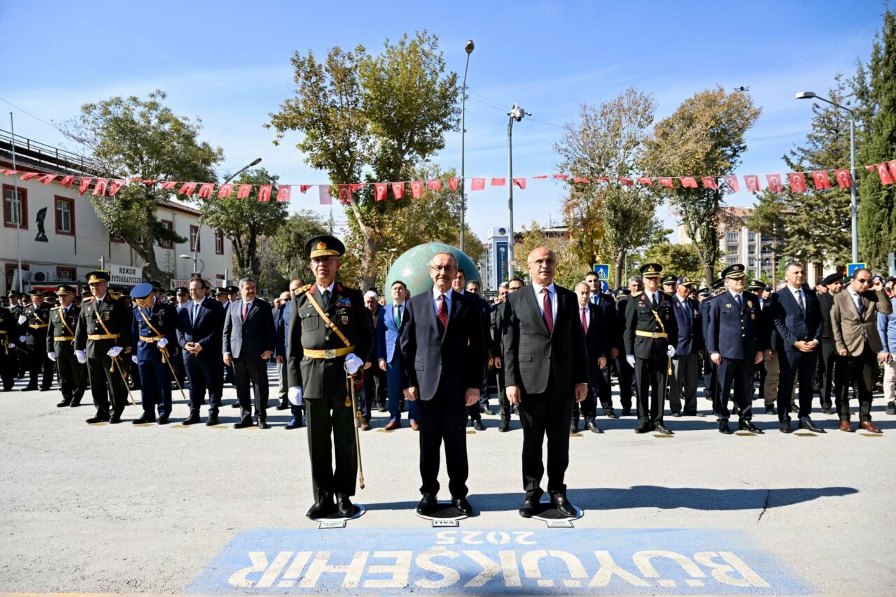 Malatya'da 29 Ekim Cumhuriyet Bayramı kutlamaları, Atatürk Anıtı'nda düzenlenen resmî