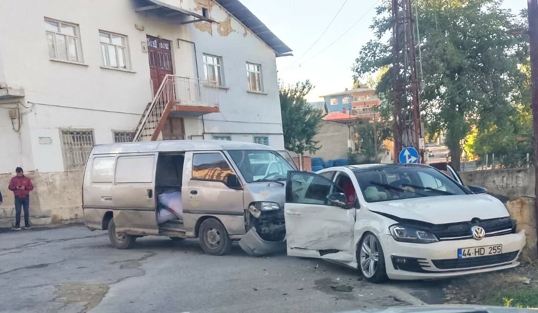 Malatya Darende’de, Yunusderesi mevkiinde seyir halindeki bir otomobile arkadan çarpan