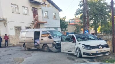 Malatya Darende’de, Yunusderesi mevkiinde seyir halindeki bir otomobile arkadan çarpan