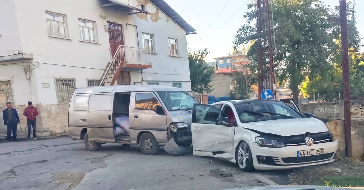 Malatya Darende’de, Yunusderesi mevkiinde seyir halindeki bir otomobile arkadan çarpan