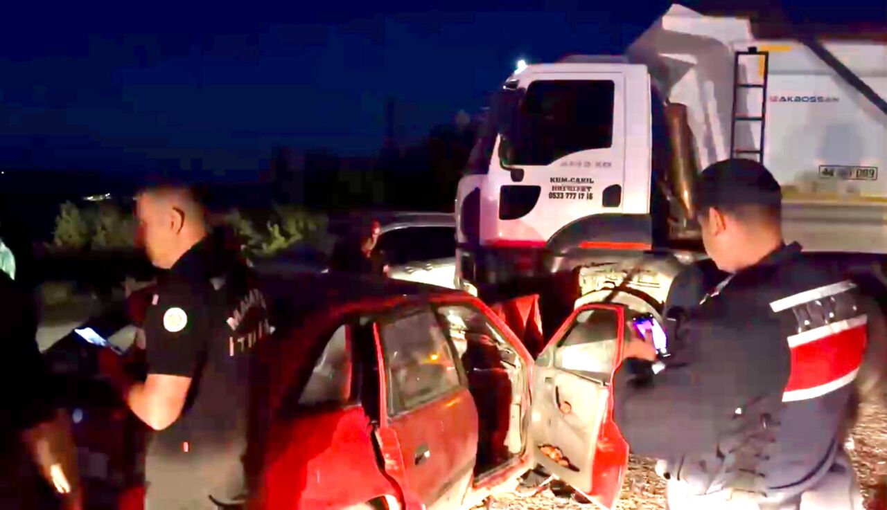 Malatya-Doğanşehir karayolu Kelhalil mevkiinde hafriyat kamyonu ile otomobilin karıştığı trafik