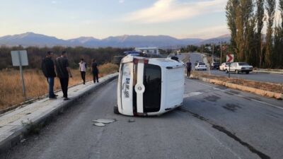 Malatya'nın Doğanşehir ilçesinde direksiyon hakimiyetini kaybeden bir otomobilin karşı şeride
