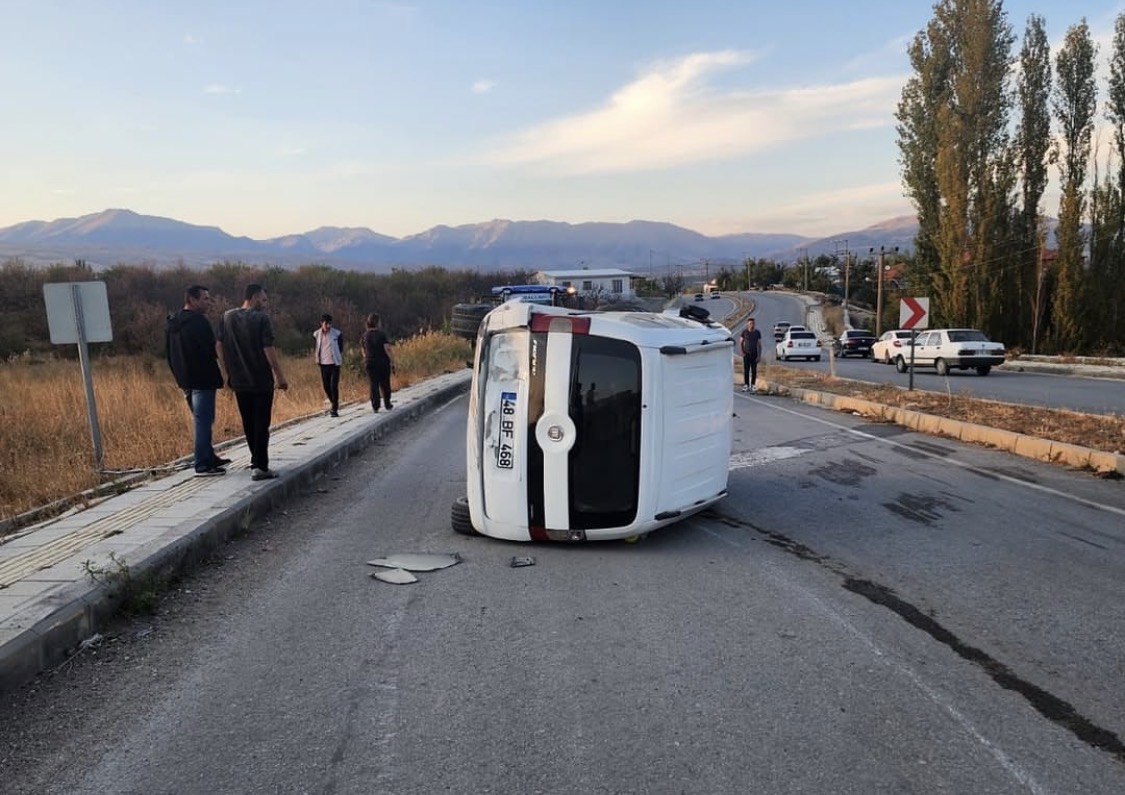 Malatya'nın Doğanşehir ilçesinde direksiyon hakimiyetini kaybeden bir otomobilin karşı şeride