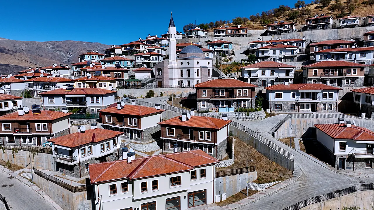 Malatya'nın Güneydoğu'sunda, kendine has coğrafyası ve zengin kültürel geçmişiyle dikkat