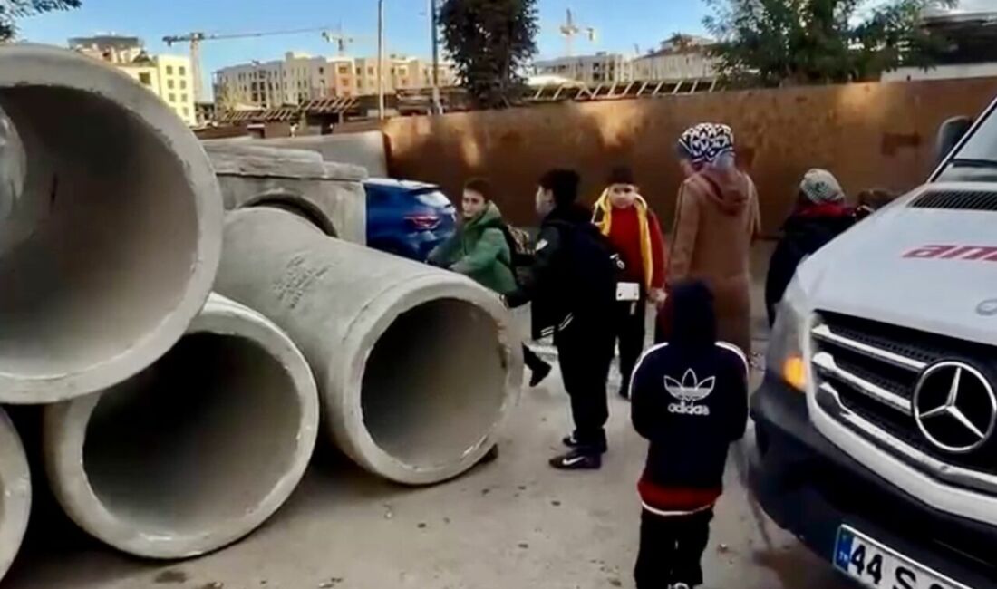 Malatya'daki Gazi İlkokulu'nun ana girişine devasa beton künklerin istiflenmesi, yüzlerce